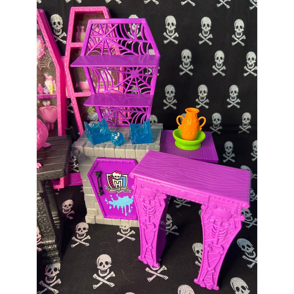 Monster High Large Lot of Mixed Playset Parts and Furniture - Picture 3 of 10